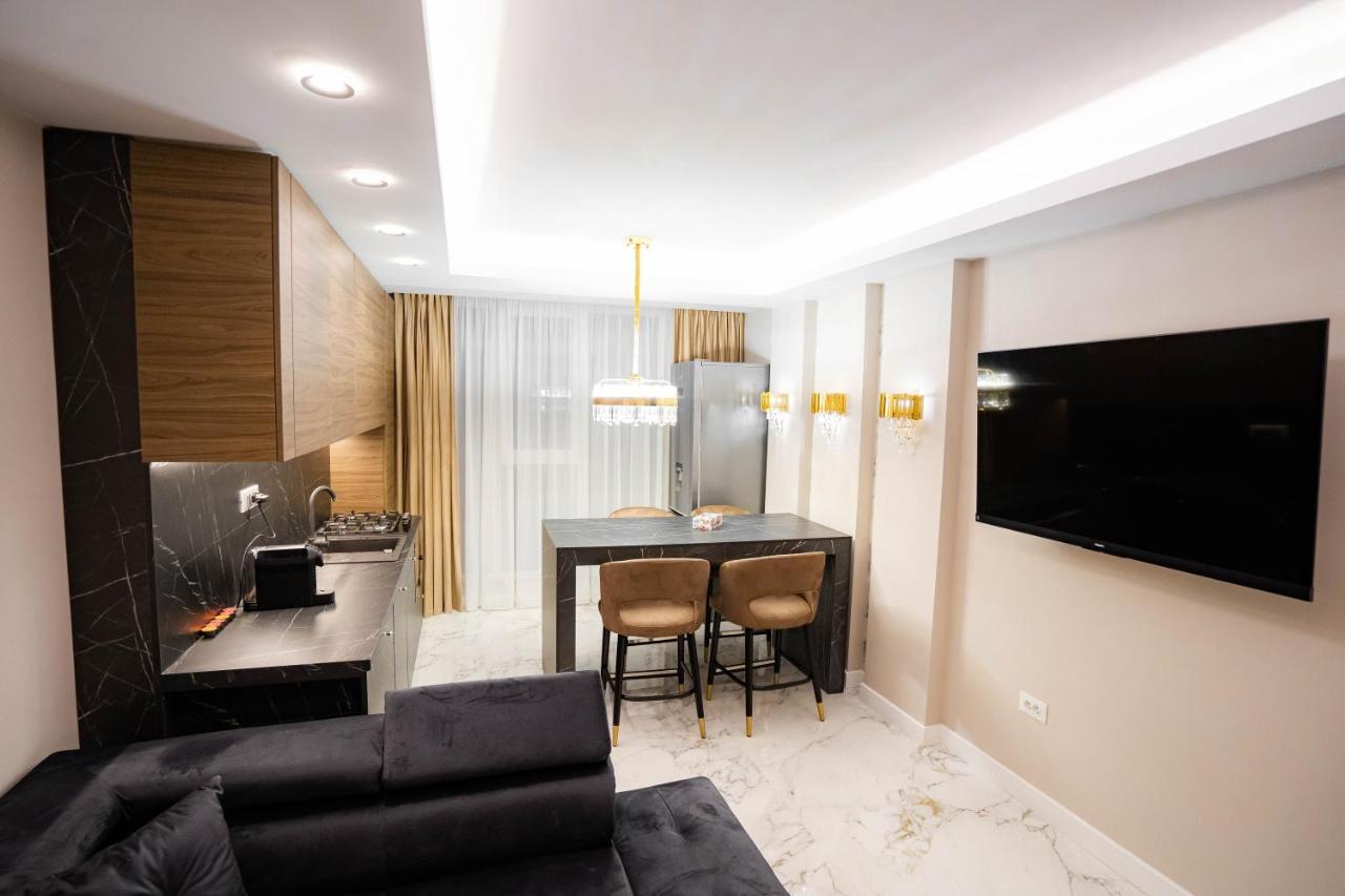Deluxe Aparthotel Marwell Residence Сучава Экстерьер фото