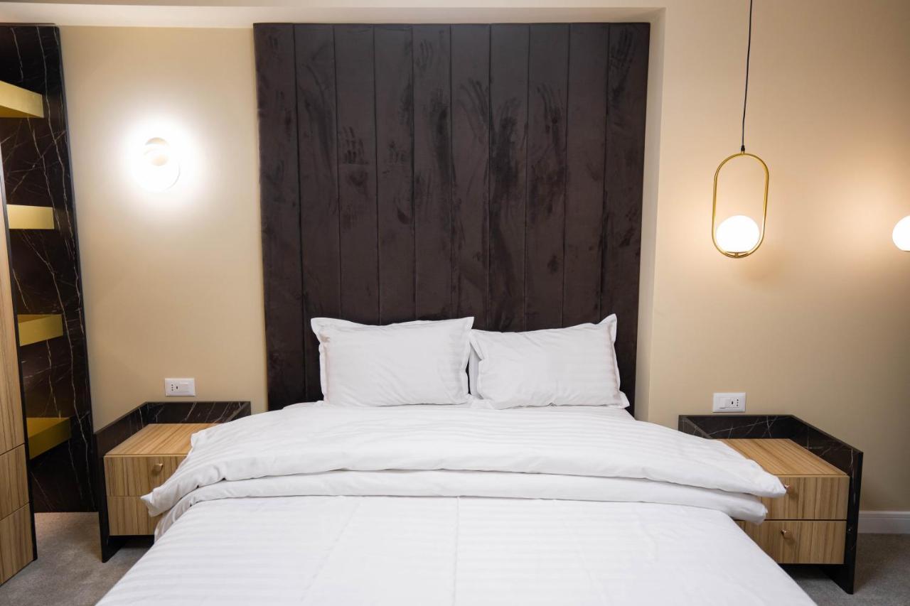 Deluxe Aparthotel Marwell Residence Сучава Экстерьер фото