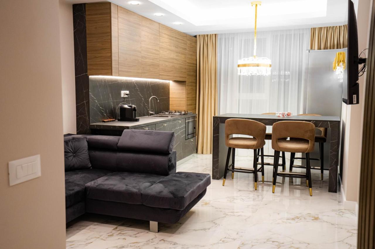 Deluxe Aparthotel Marwell Residence Сучава Экстерьер фото