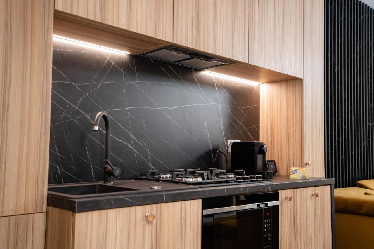 Deluxe Aparthotel Marwell Residence Сучава Экстерьер фото