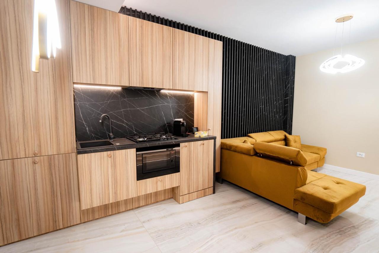Deluxe Aparthotel Marwell Residence Сучава Экстерьер фото