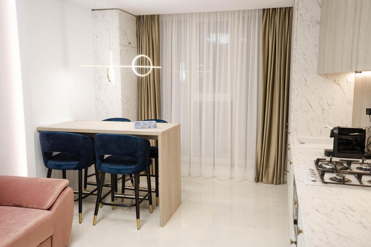 Deluxe Aparthotel Marwell Residence Сучава Экстерьер фото