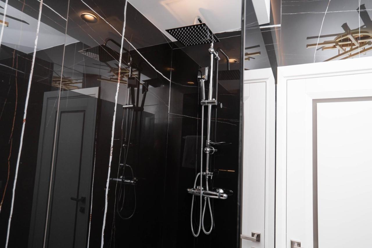 Deluxe Aparthotel Marwell Residence Сучава Экстерьер фото